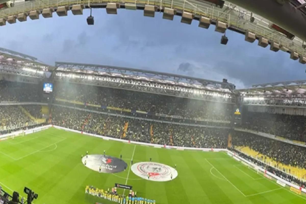 Ne olduysa golden sonra oldu! Fenerbahçe tribünlerinden futbolculara ve yönetime olay tepki