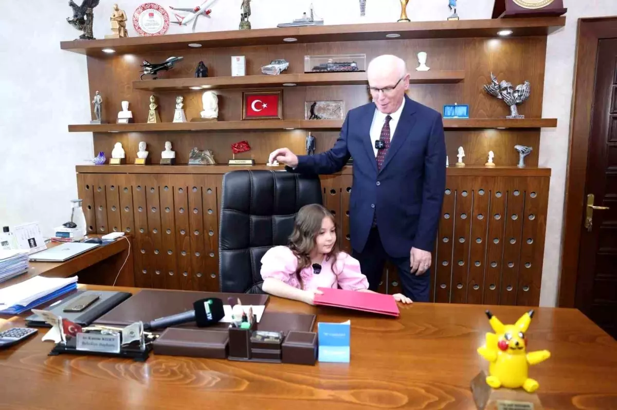 Odunpazarı Belediye Başkanı Kazım Kurt, makamını 9 yaşındaki Miray Durdu’ya devretti
