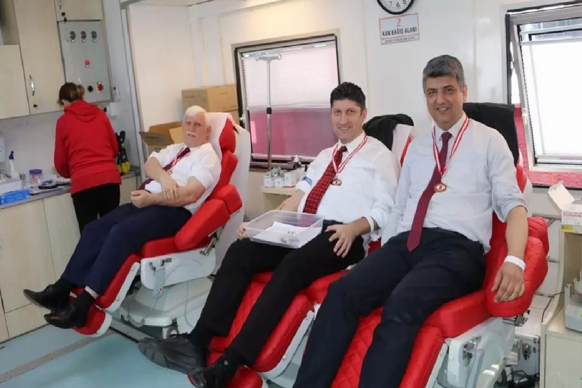 Of’ta öğretmenler ile veliler kan bağışında bulundu