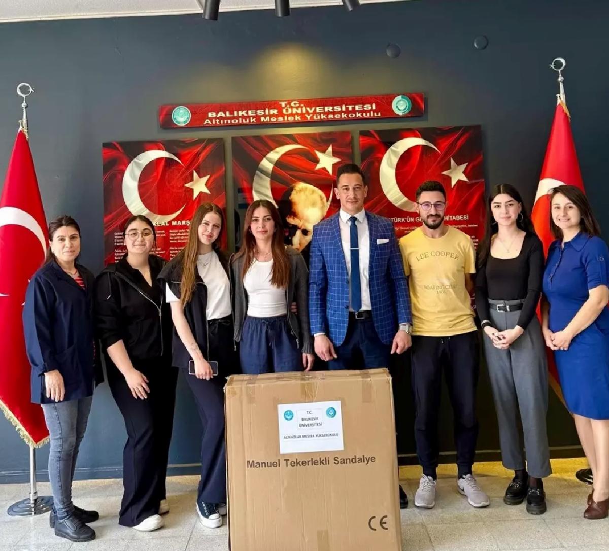 Öğrencilerden Depremzedelere Tekerlekli Sandalye Desteği