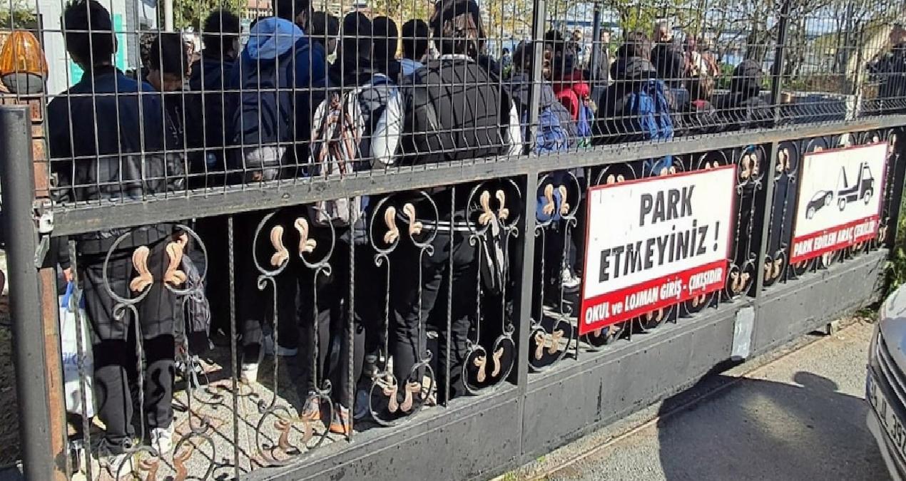 Öğrencilerin eylemine destek veren öğretmen  görevden uzaklaştırıldı