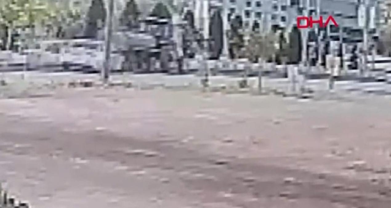 Otomobilin su tankerinin altına girdiği kazaya dair görüntüler ortaya çıktı