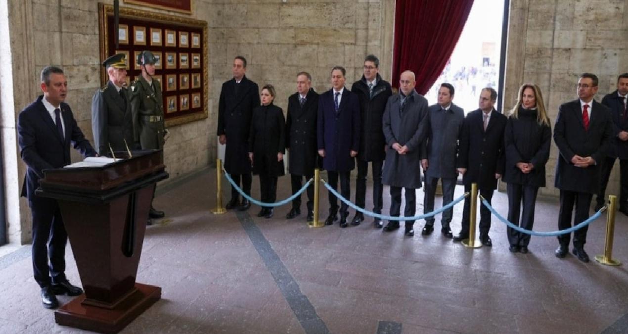 Özgür Özel Anıtkabir’i ziyaret etti: Darbeyi püskürttük