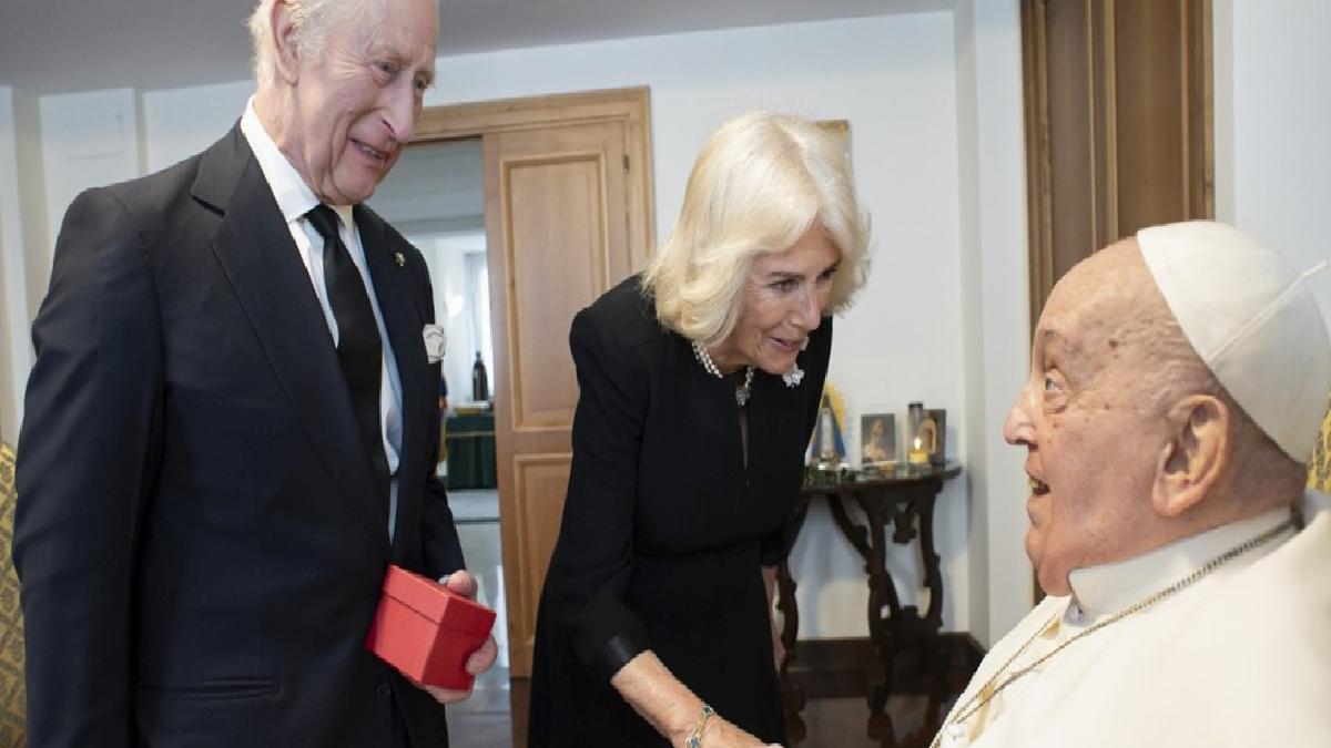 Papa Franciscus, İngiltere Kralı Charles ve eşi ile görüştü