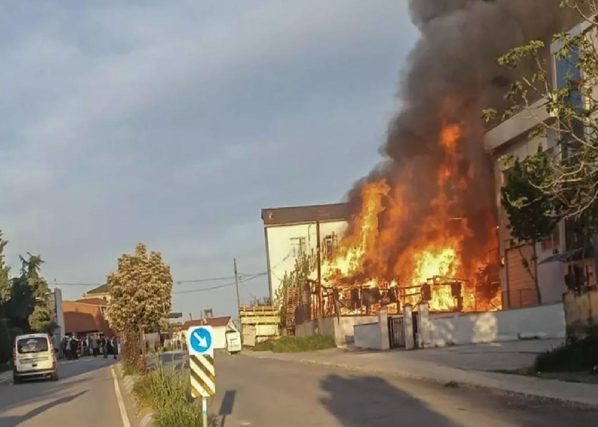 Pendik’te Palet Fabrikasında Yangın