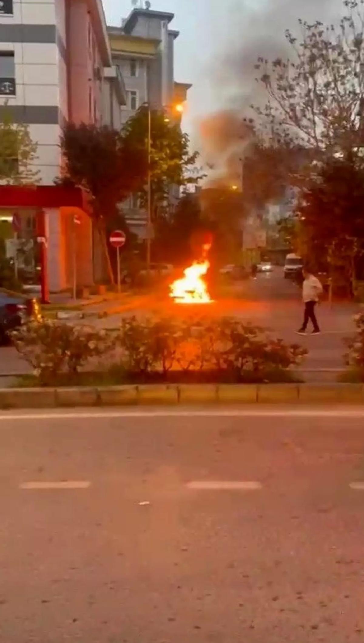 Pendik’te Park Halindeki Araçta Yangın