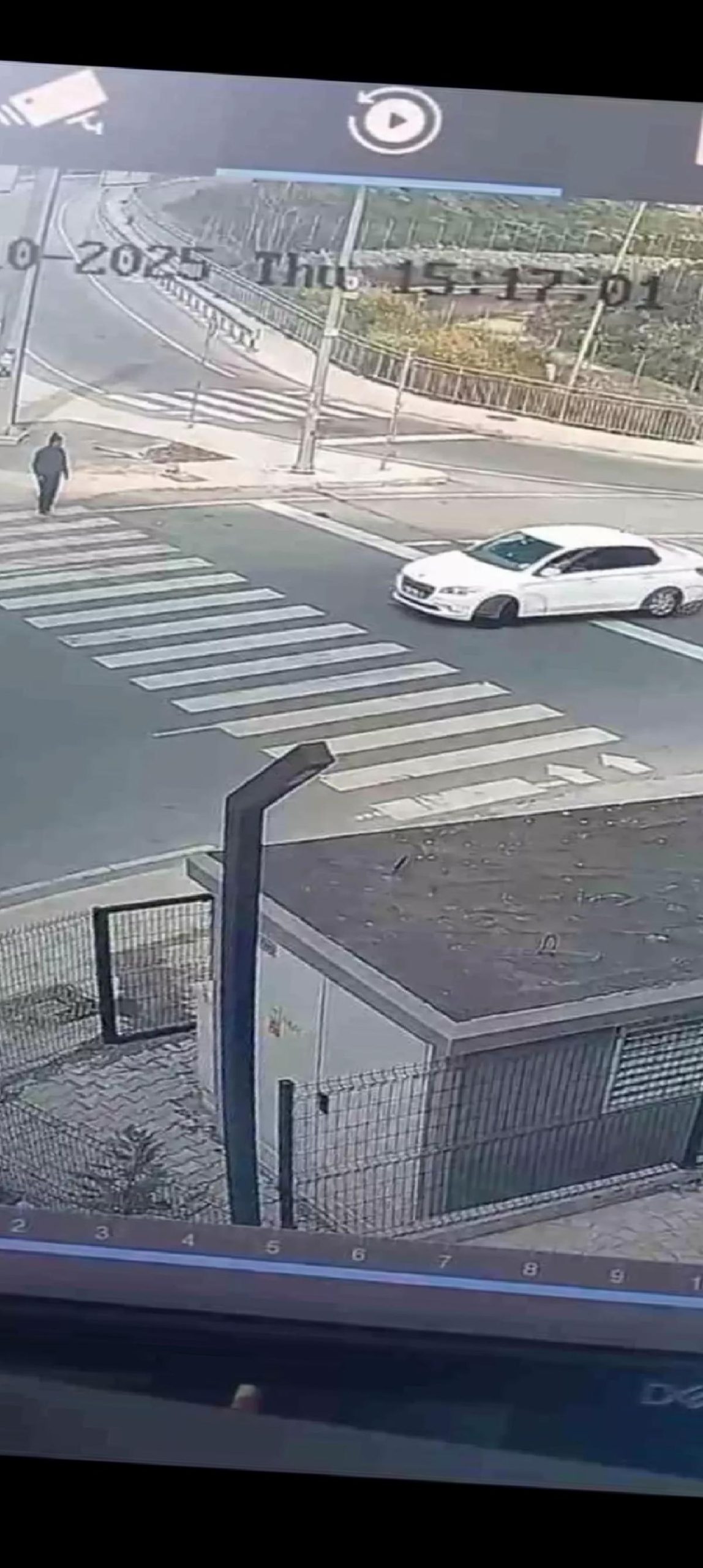 Pendik’te Yaya İle Otomobil Arasında Kaza Tehlikesi