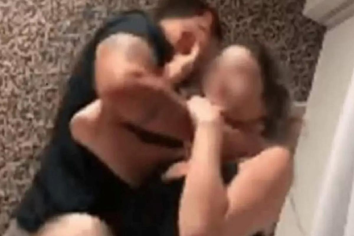 Pilot, barda hediye unutan avukat kız arkadaşını darp etti