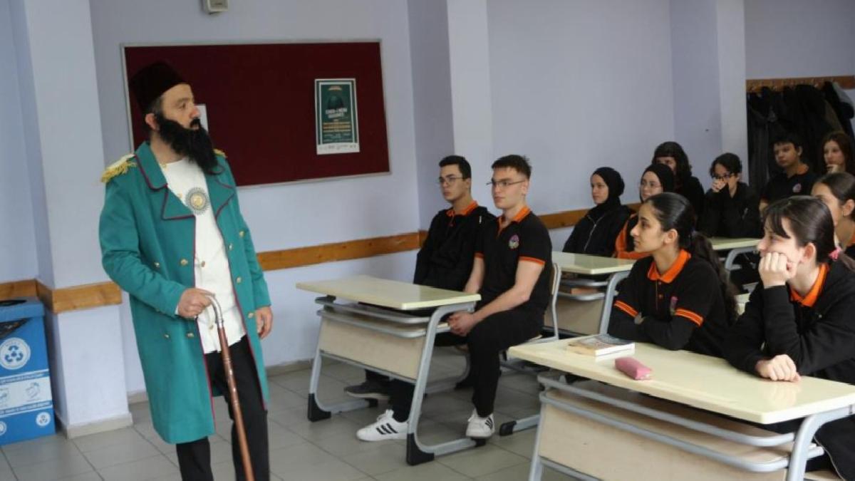 Rize’de ezber bozan tarih eğitimi: Öğretmen derse tarihi figürlerin kostümüyle giriyor