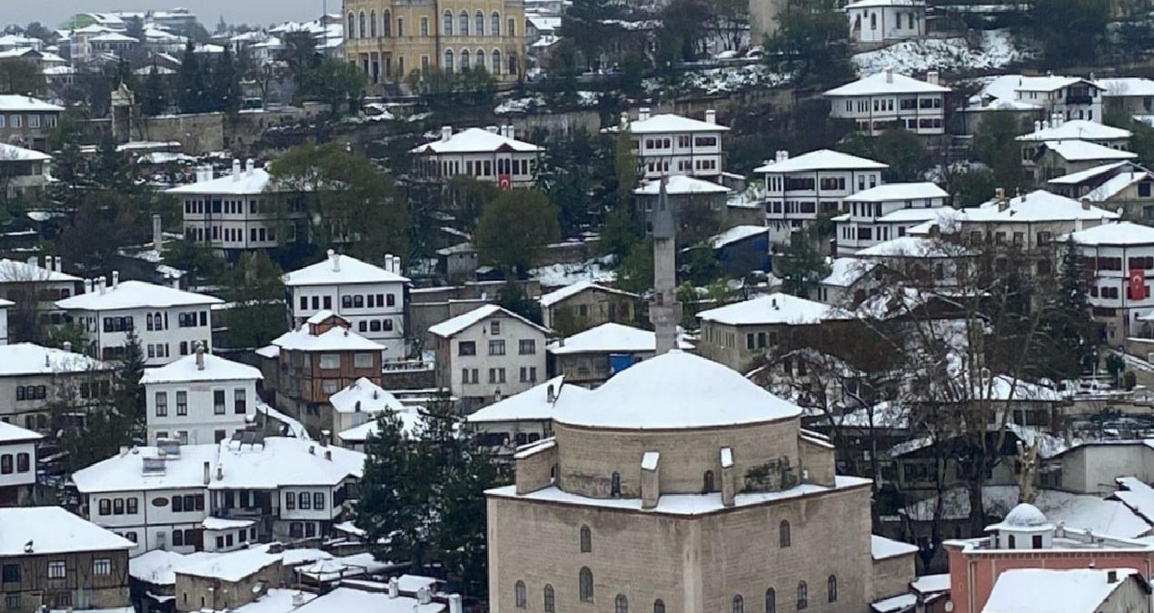 Safranbolu’da kar yağışı tarihi konakları beyaza bürüdü