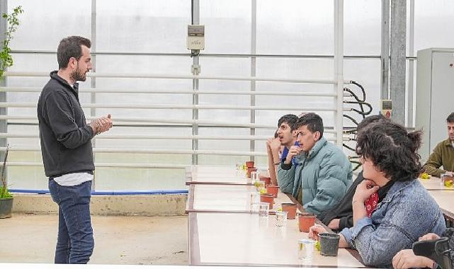 Seranın Özel Konukları Çiçek Dikti
