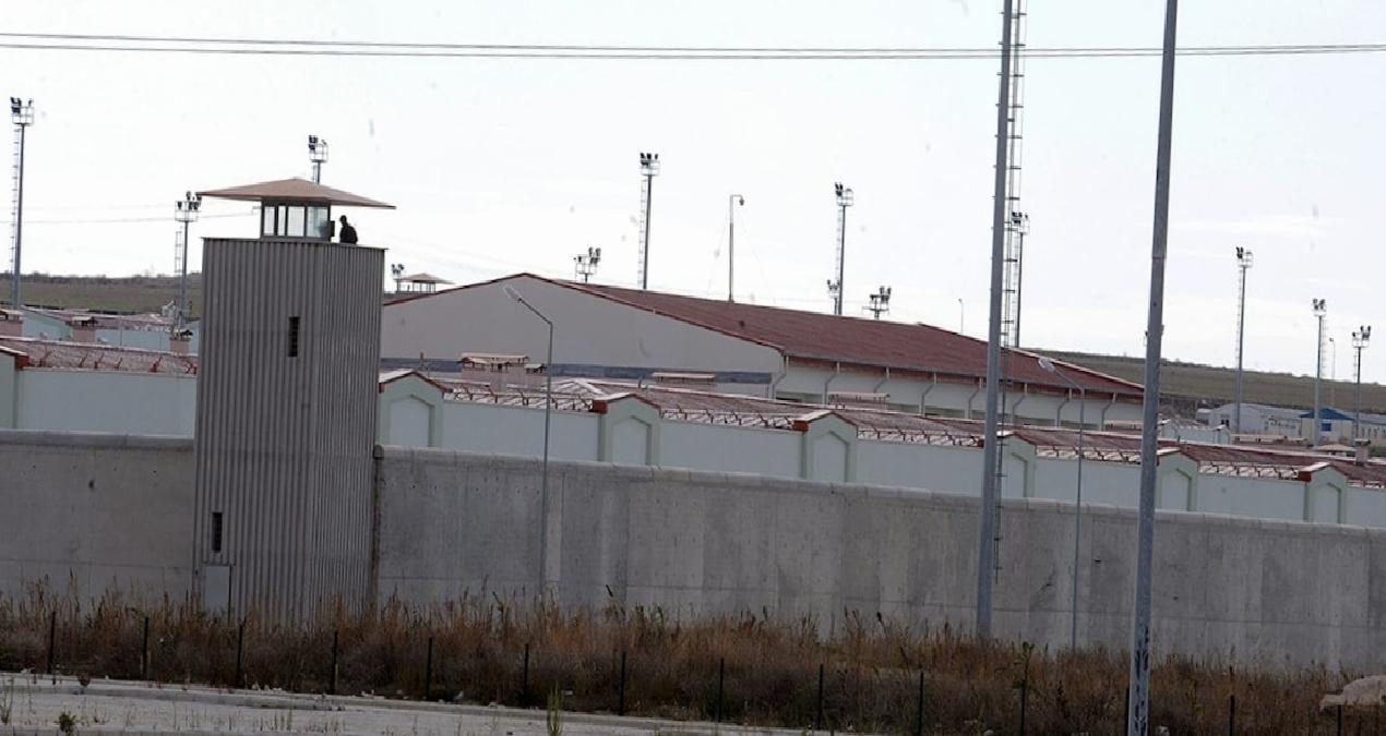 Sınavlar bugün başlıyor… Tutuklu öğrencilerin ders notları cezaevine takıldı