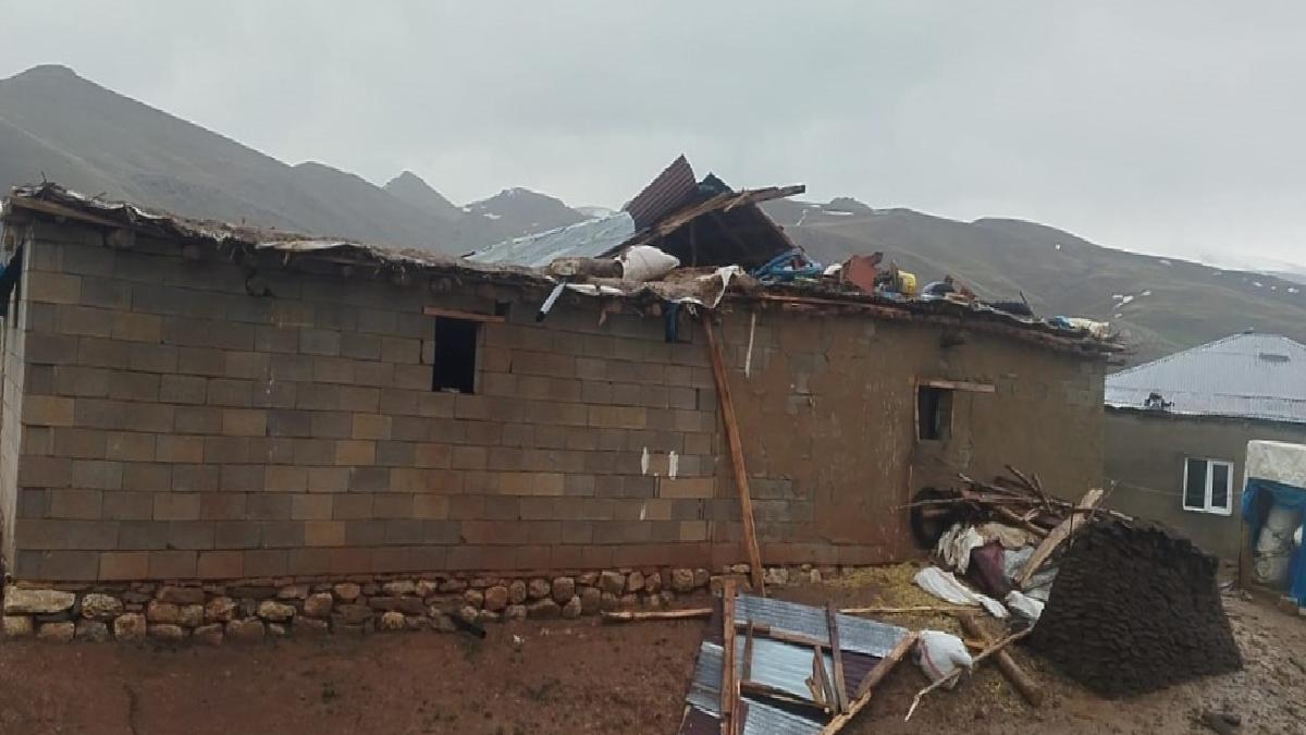 Şırnak’ta fırtına, ev ve ağılın çatısını uçurdu