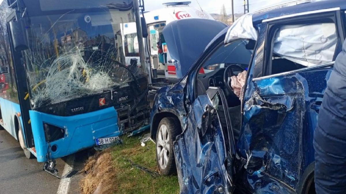 Sivas’ta halk otobüsü ile cip çarpıştı: 3 yaralı