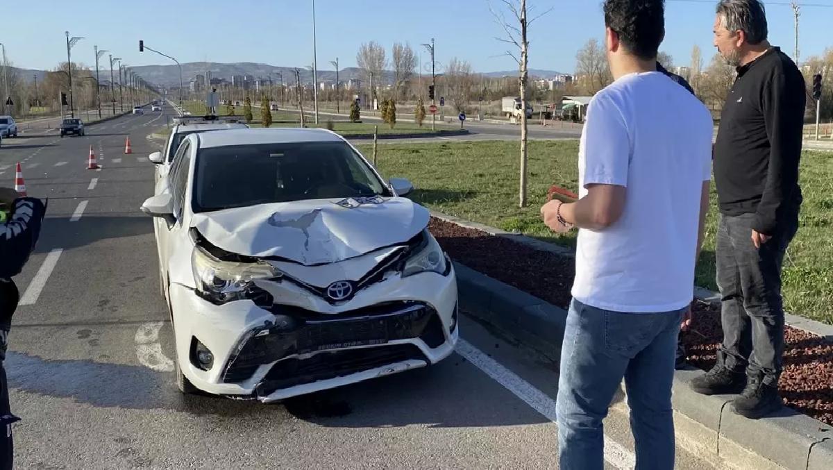 Sivas’ta otomobiller çarpıştı, 2’si çocuk 4 kişi yaralandı