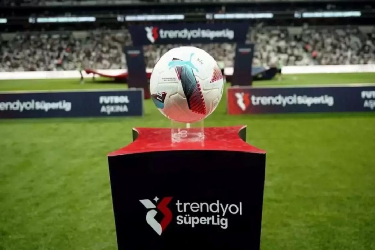 Süper Lig ekibinde ortalık karıştı! Başkan basın toplantısında patladı