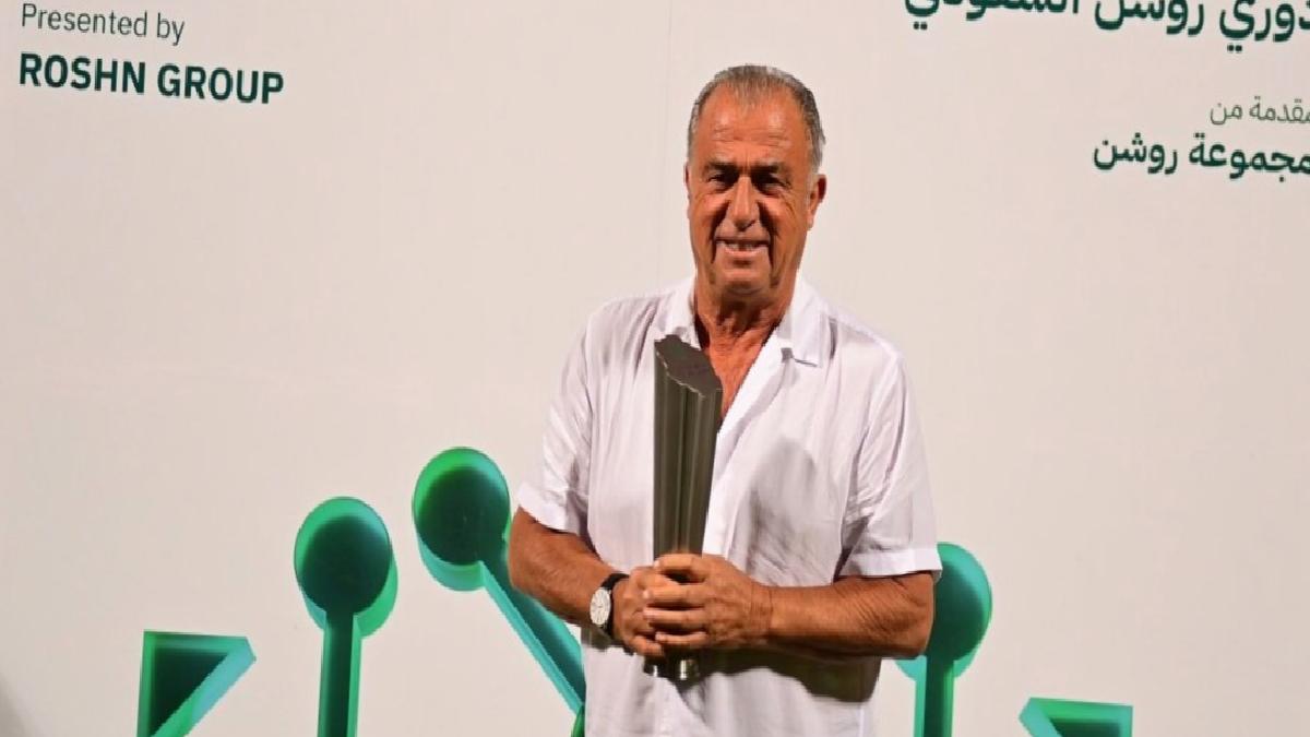 Suudi Arabistan’da ayın teknik direktörü seçilen Fatih Terim’e ödülü verildi