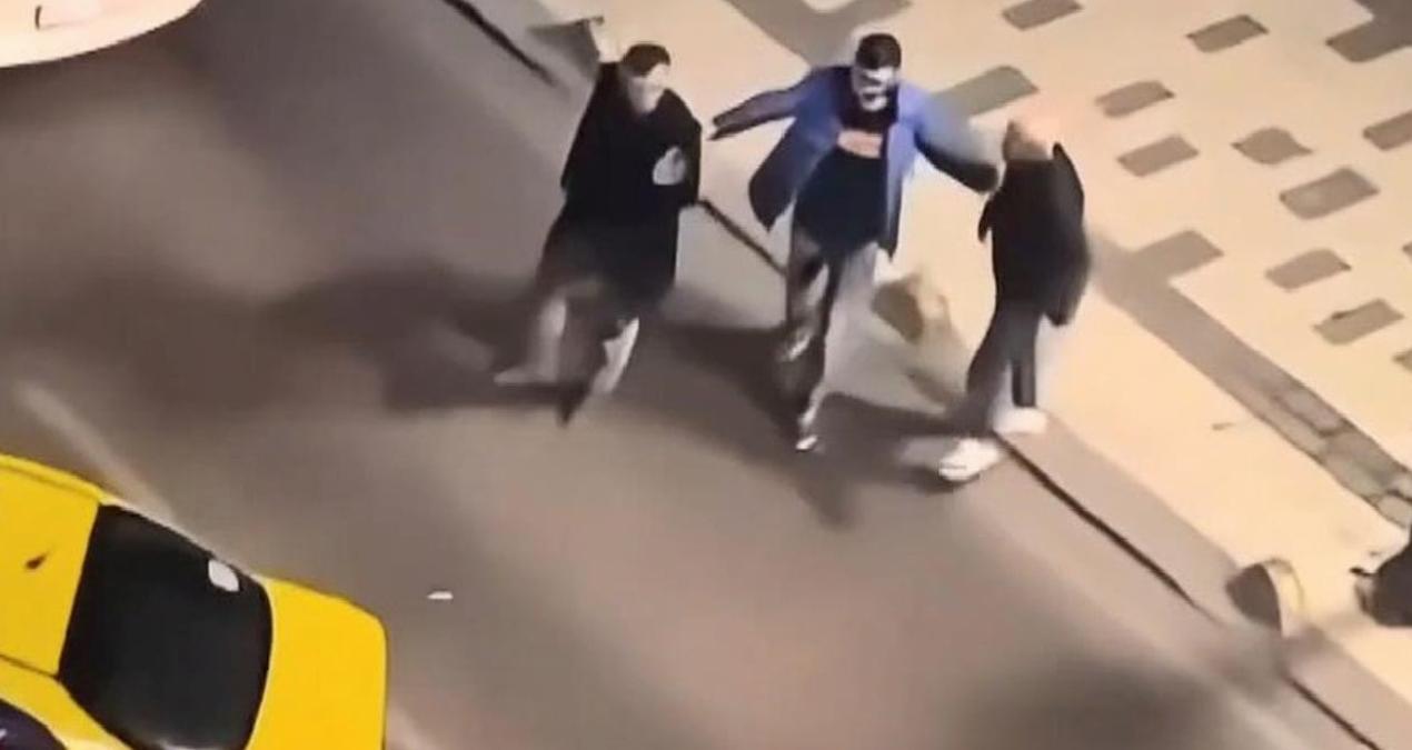 Taksiden birlikte indiği kişiyi cadde ortasında bıçakladı