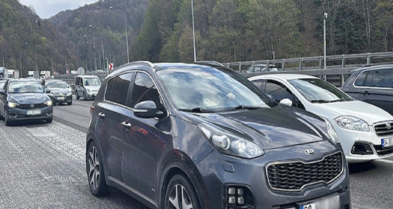 Tatil sona erdi, dönüş hareketliliği başladı! Kilit noktalarda trafik yoğunluğu yaşanıyor…