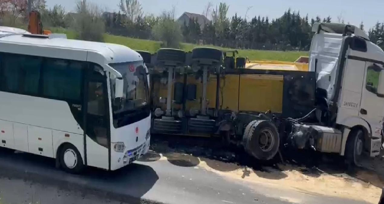 TEM Otoyolu’nu trafiğe kapatan kaza: Kamyon ile otobüs çarpıştı