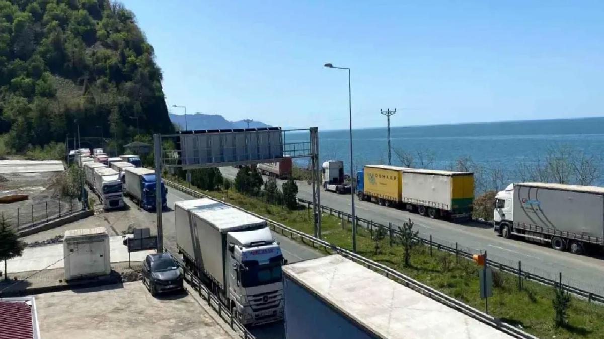 Tır Şoförleri Ramazan Bayramı’nı Kuyrukta Geçirdi
