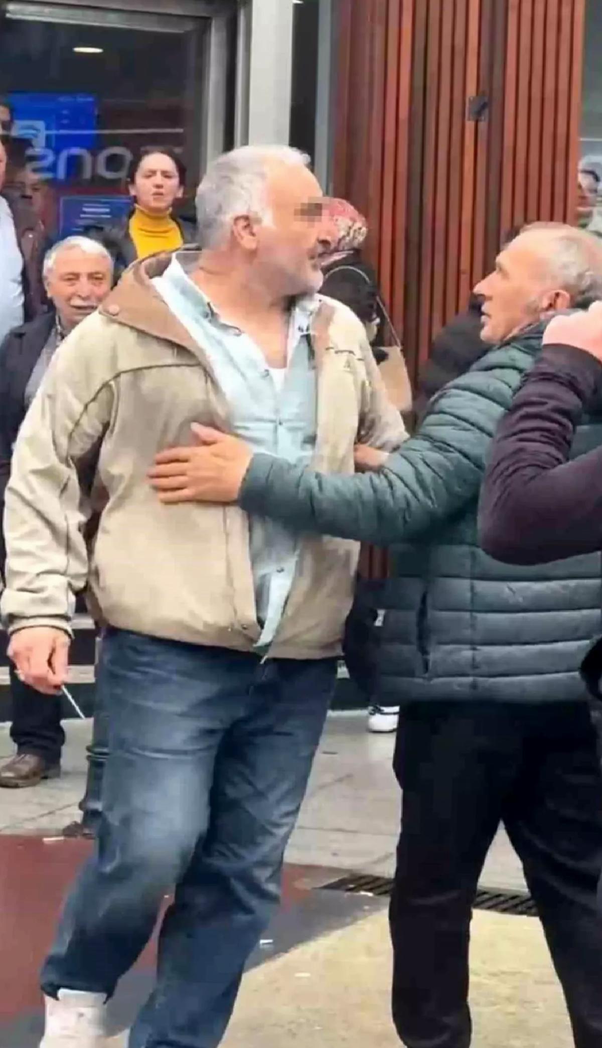 Trabzon’da CHP Standına Bıçaklı Saldırı