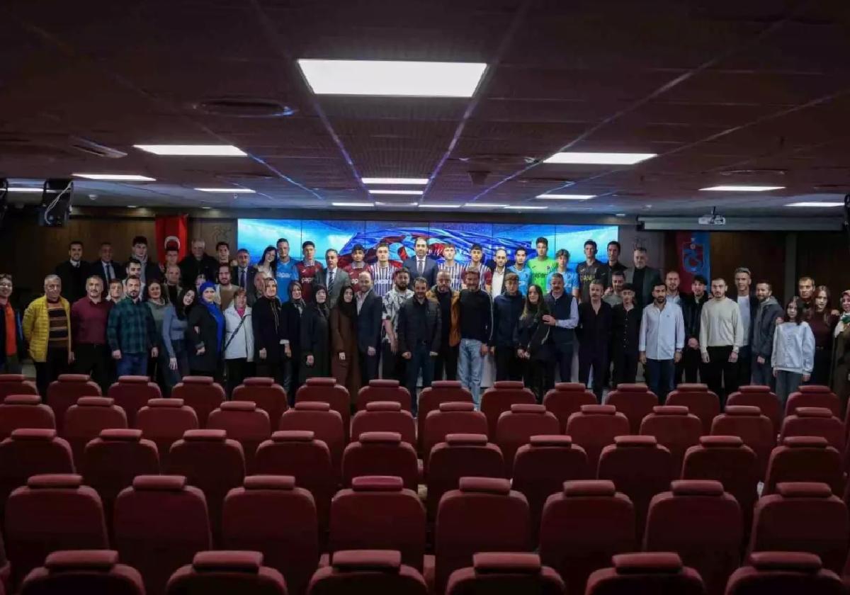 Trabzonspor U19’da 13 Futbolcuya Profesyonel Sözleşme