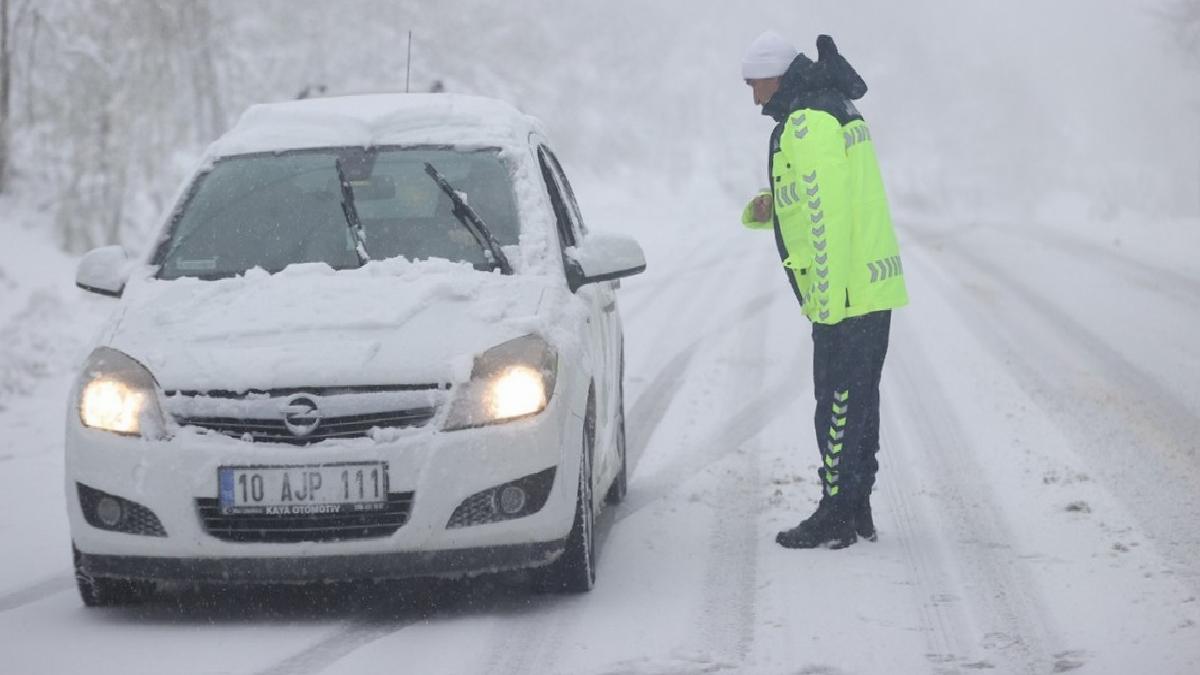 Trakya’da kar yağışı etkisini artırdı: Kar kalınlığı 15 santimetreye ulaştı