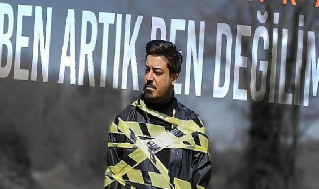 Turgay Saka hem söyledi hem besteledi hem de yönetti