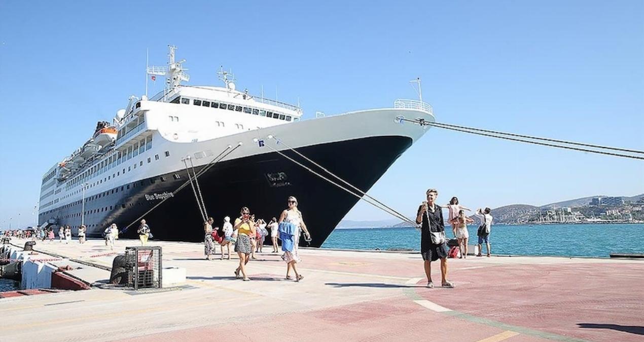 Turistler sezonu başlattı: İlk kruvaziyer Rus turistlerle geldi