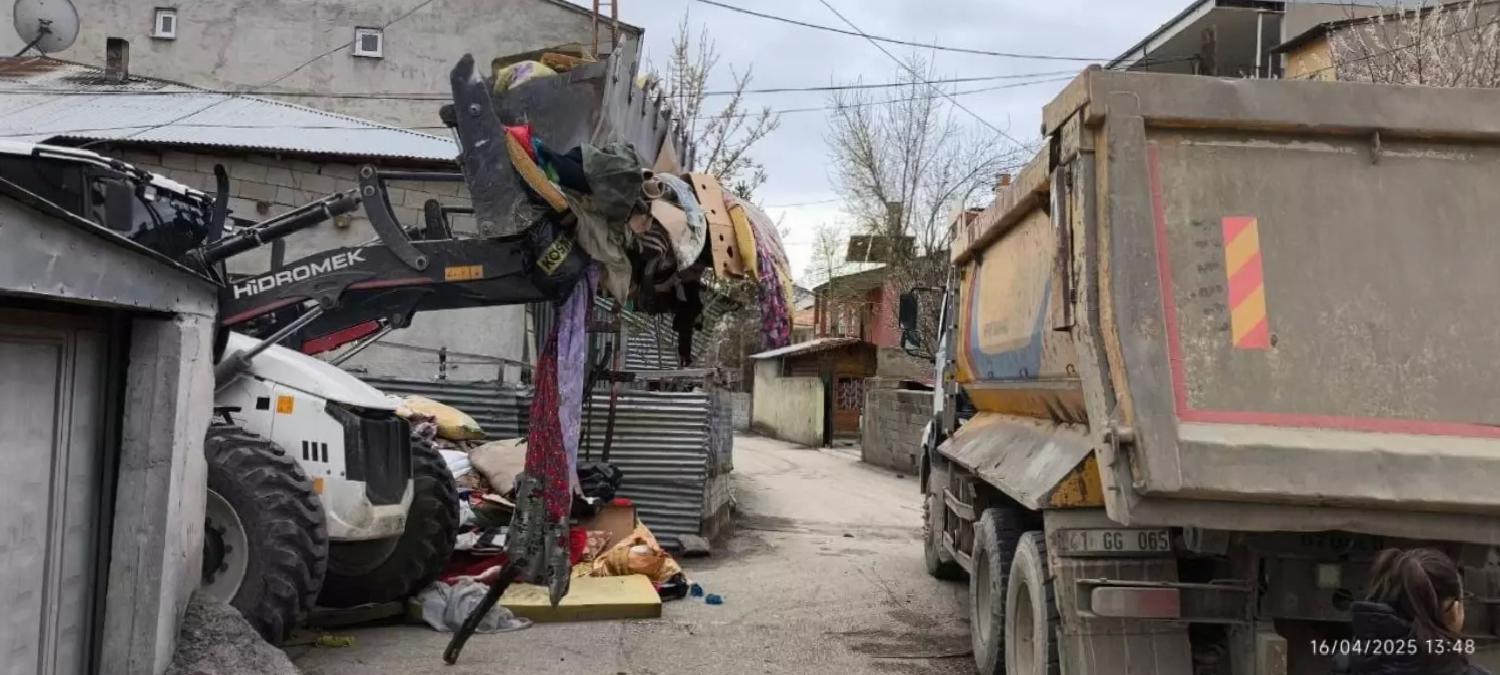 Tuşba’da Kötü Koku İhbarına 10 Ton Çöp Yanıtı