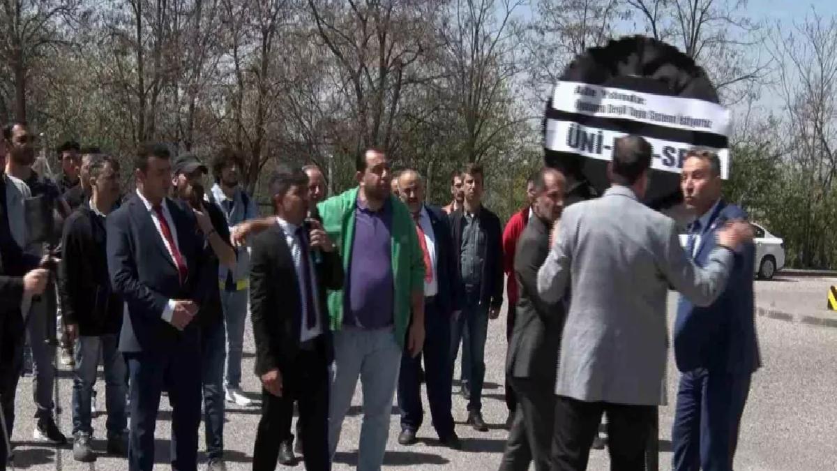 ÜNİPERSEN’den YÖK’e Siyah Çelenk