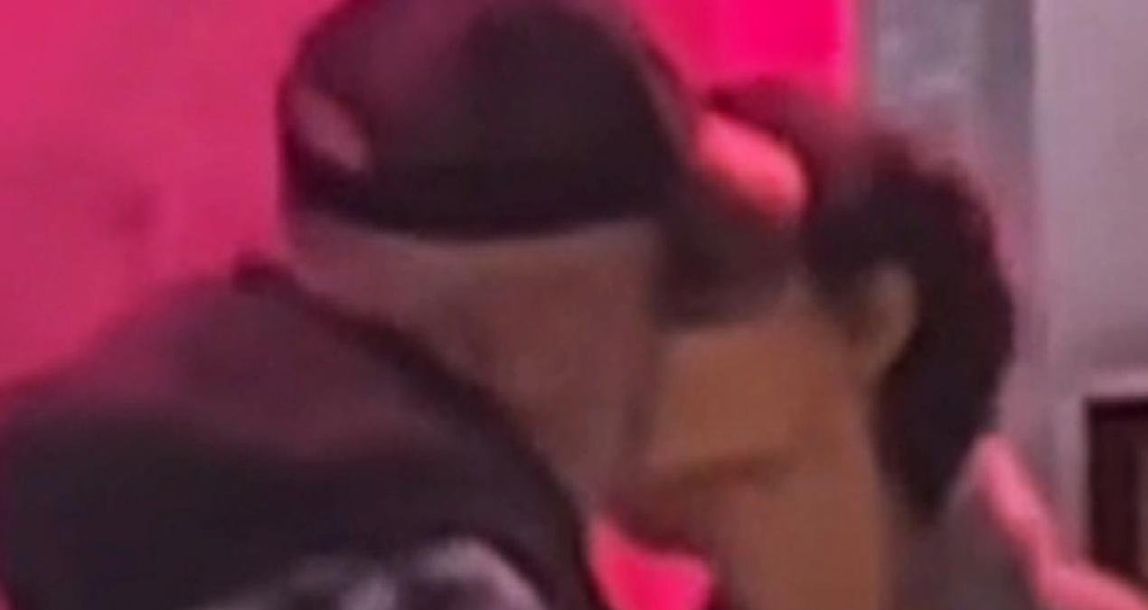 Ünlü yönetmen fena yakalandı! Sevgilisiyle öpüşmeye doyamadı