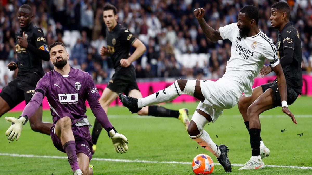 Valencia’ya yenilen Real Madrid şampiyonluk yarışında yaralandı