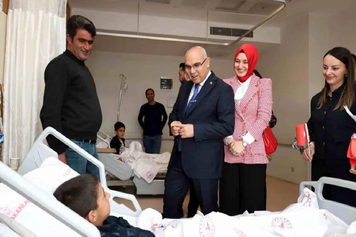 Vali Koç, Hastanedeki Çocukları Ziyaret Etti