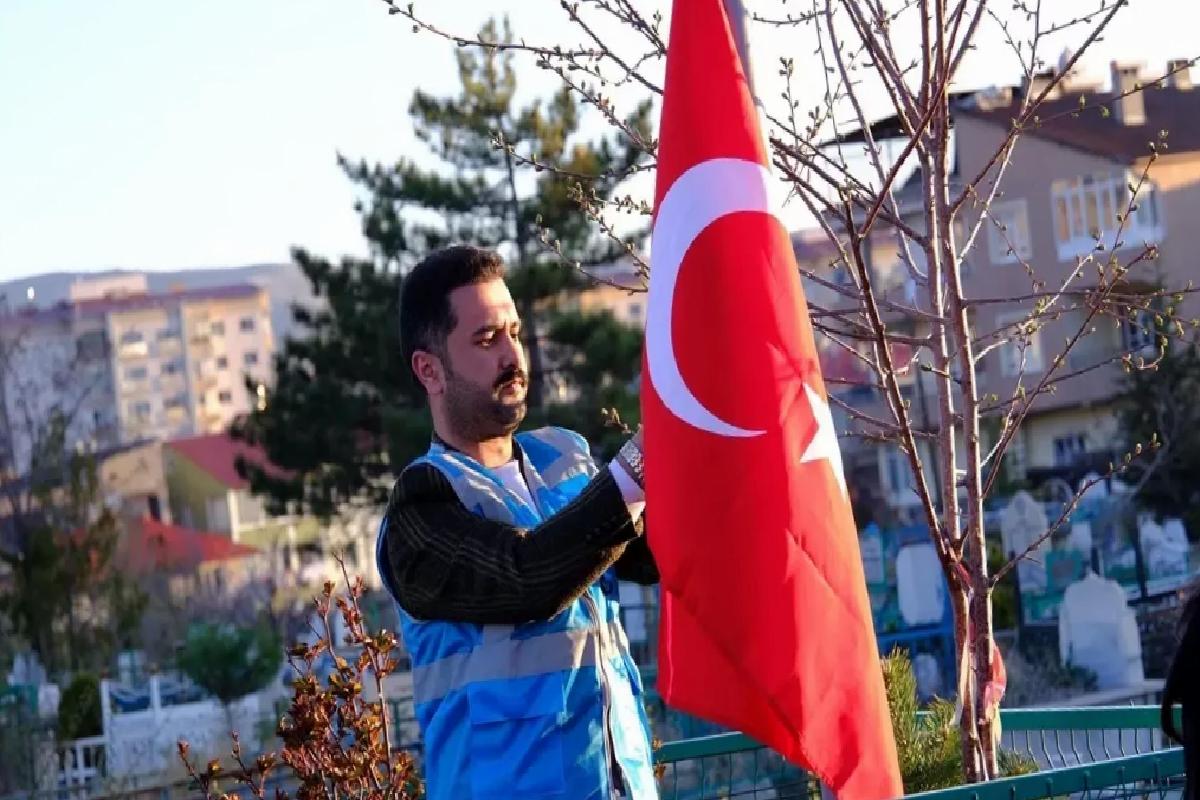 Van’da AK Parti’li gençler, şehit kabirlerinde temizlik yaptı