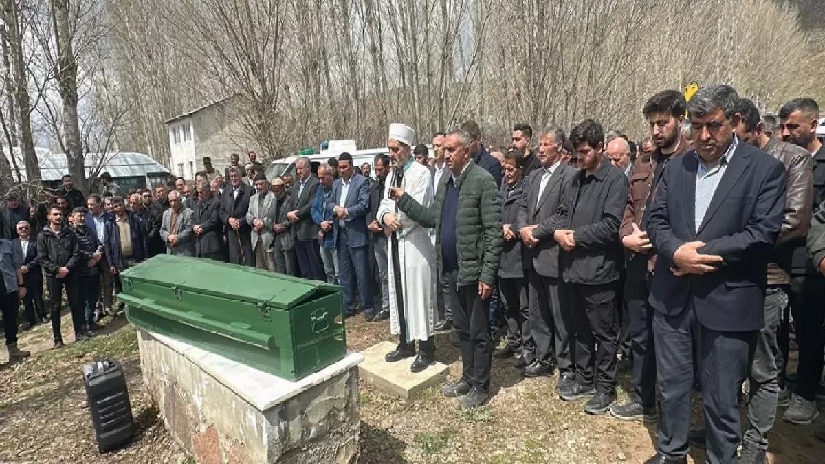 Van’da Trafik Kazasında Hayatını Kaybeden Baba ve İki Kızı Defnedildi