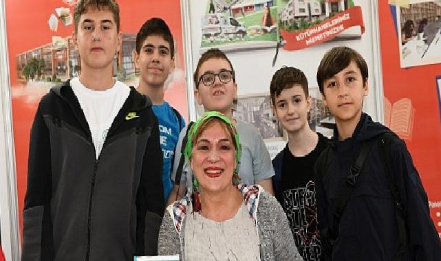 Yazar Halime Yıldız kitaplarını küçük okuyucuları için imzaladı