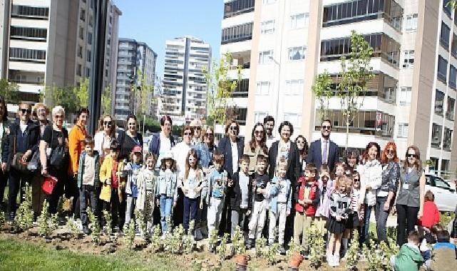 Yeni parkın bitkilerini minikler dikti
