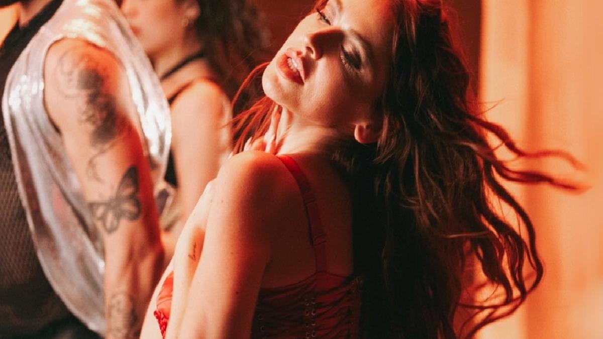 Yönetmen sevgilisinden ayrılan Hadise sahnede ağladı