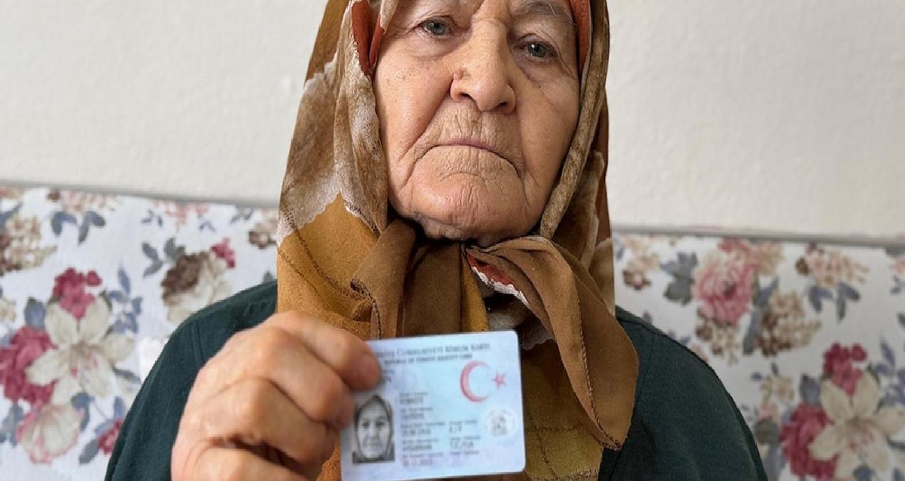 109 yaşındaki Hayriye teyzeye ‘Anneler Günü’ kutlaması