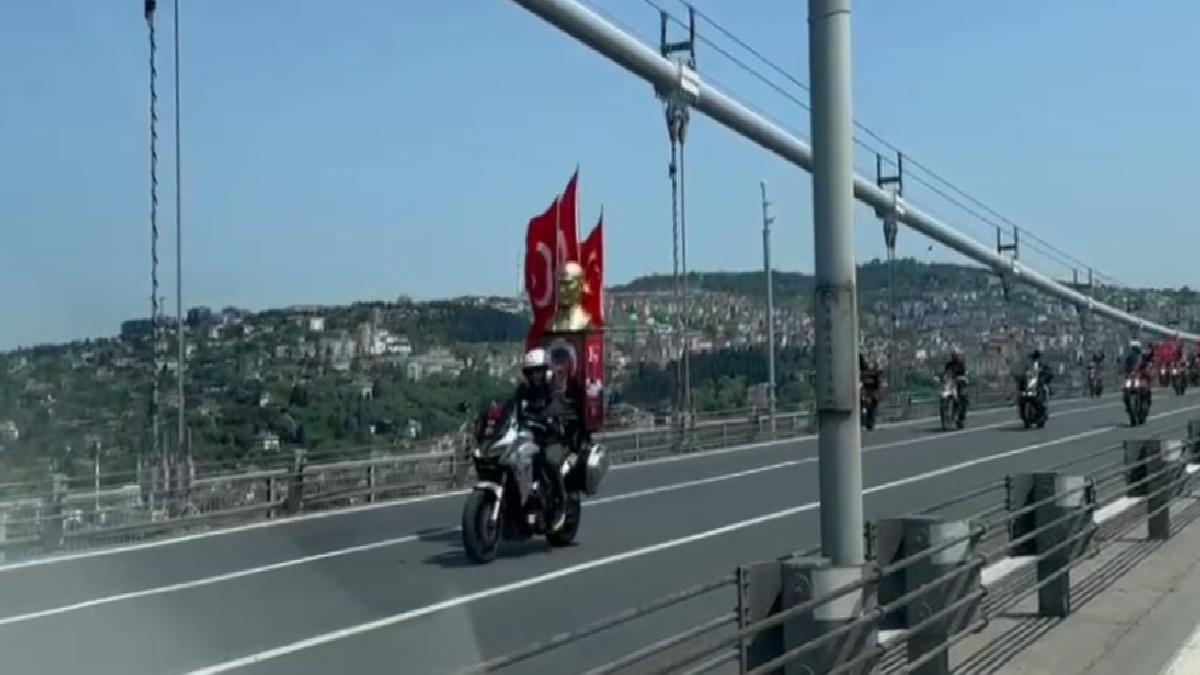 15 Temmuz Şehitler Köprüsü’nde Atatürk heykeliyle motosiklet korteji