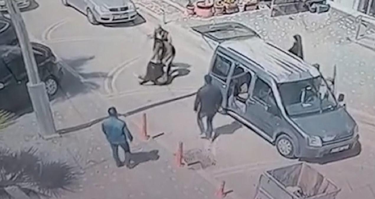 4 kişi sokak ortasında kadını kaçırmaya çalıştı