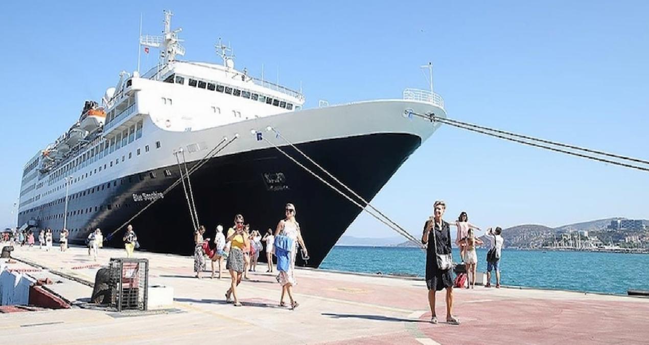 8 bin 560 kişi gemiden indi, esnaf bayram etti
