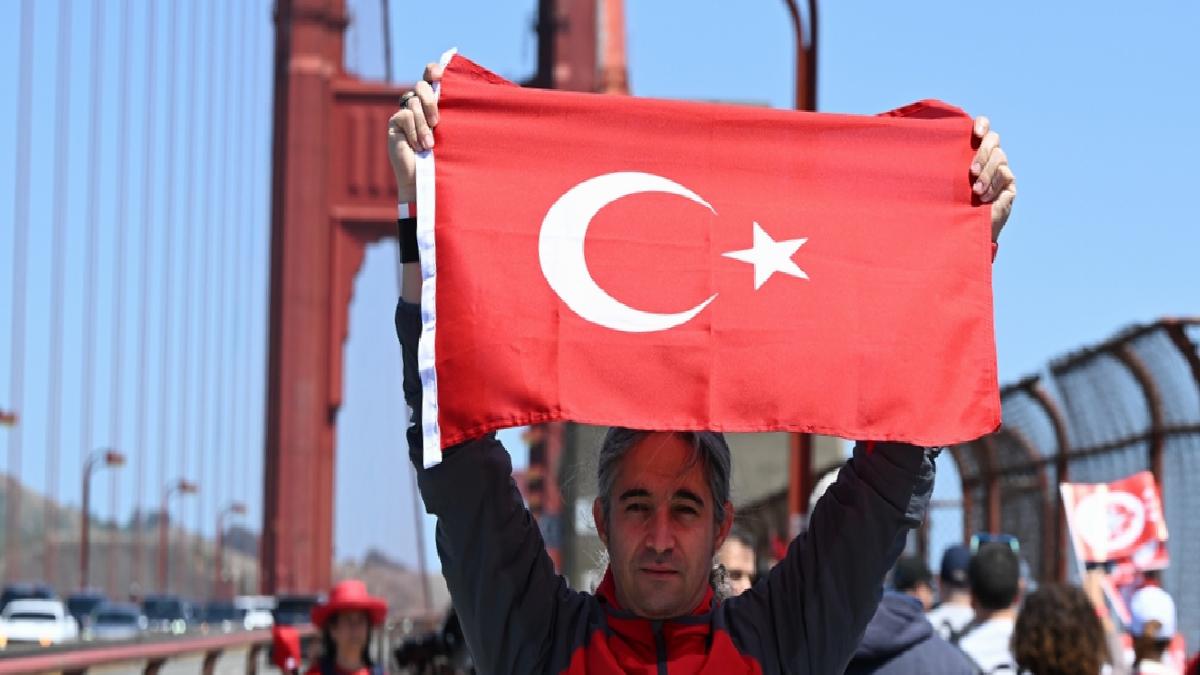 ABD, San Francisco Golden Gate Köprüsü’nde 19 Mayıs coşkusu