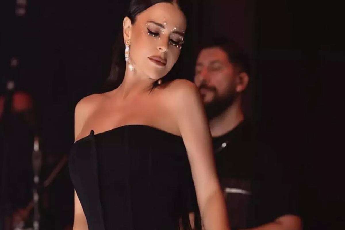 Ablasının ölümüyle sarsılan Simge Sağın, sahnede zor anlar yaşadı