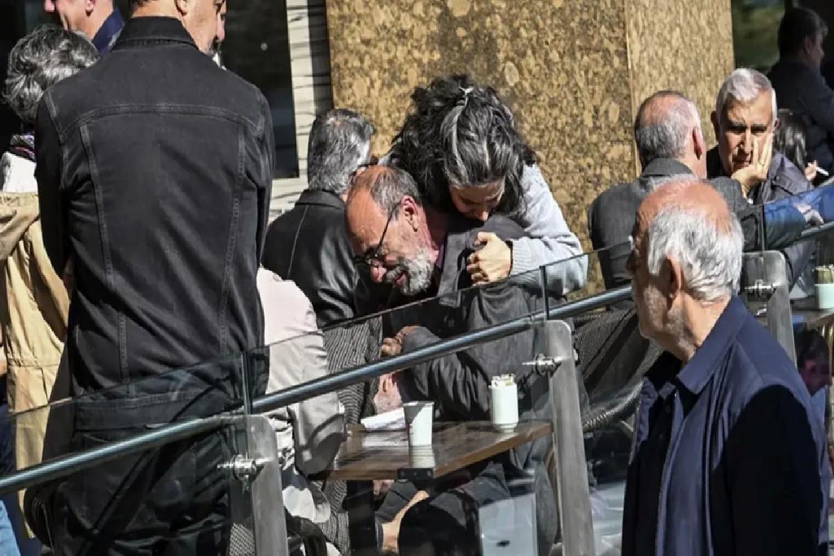 Acı haberi alan Sırrı Süreyya Önder’in yakınları hastane önünde gözyaşlarına boğuldu