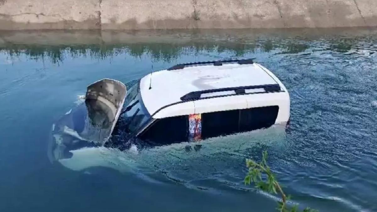 Adana’da Araç Sulama Kanalına Devrildi