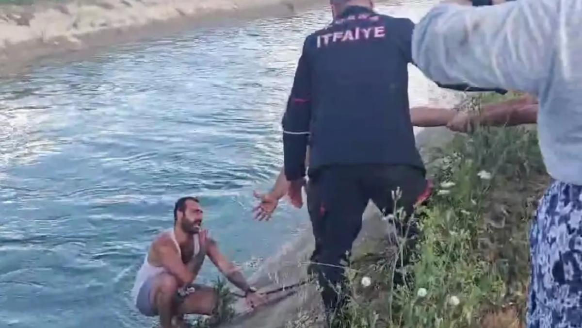 Adana’da Aracından Düşen Genç Kendini Kurtardı
