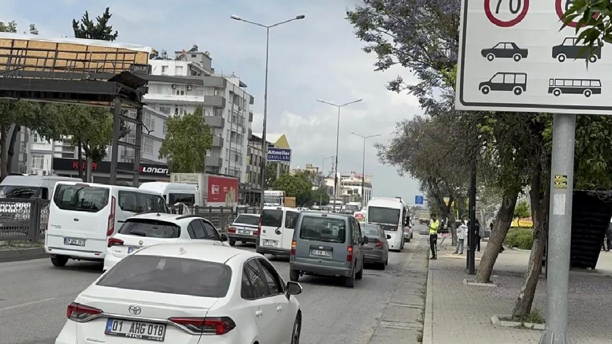 Adana’da Tır Damperi Üst Geçidi Yıktı